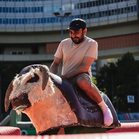 Teilnehmer beim Bullriding