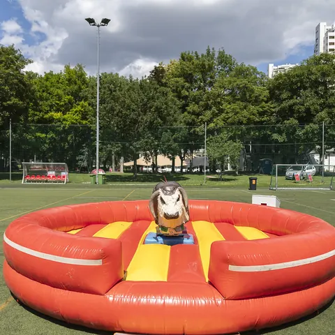 Bullriding-Arena auf dem Sportplatz