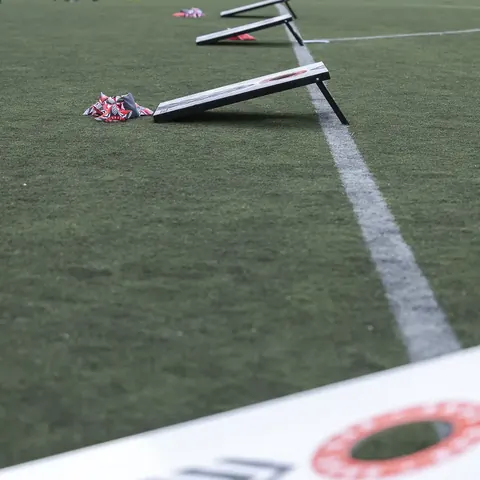 Cornhole-Station auf dem Rasen