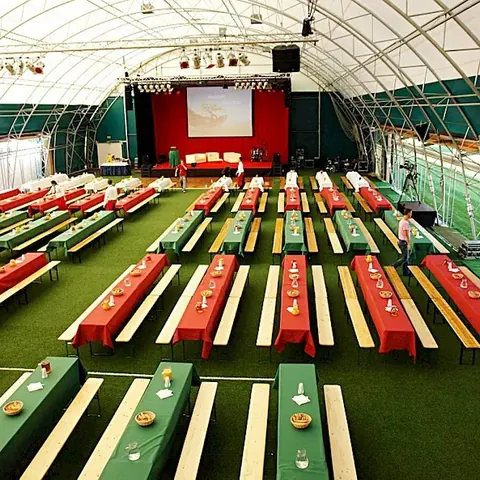 Festlich gedeckte Eventhalle