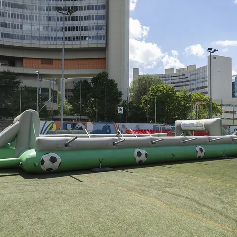 Menschenkicker auf dem Kunstrasen