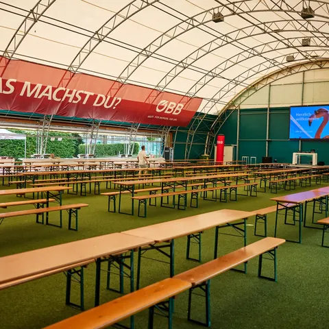 ÖBB Sporttage — Eventhalle mit Bierzeltgarnituren