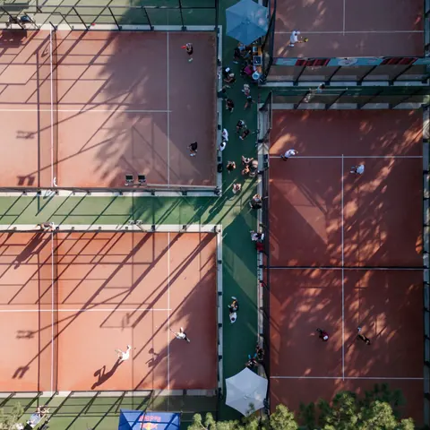 Padel-Courts im Sportcenter Donaucity aus der Luft