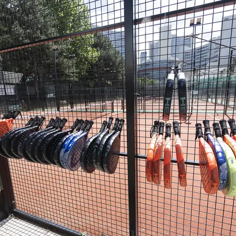Padel-Schläger am Court